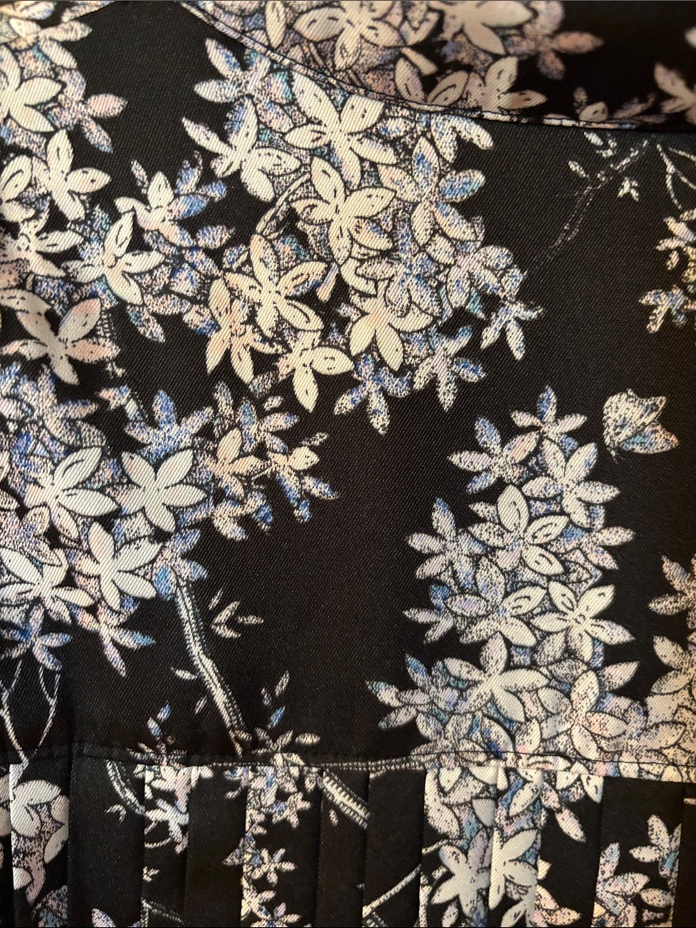 NEW cinq a sept Black Floral Pleated Button-Up  Swing Blouse - Picture 5 of 5